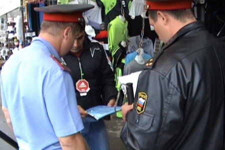 Полиция начала проверку мигрантов на оптовом рынке в Омске