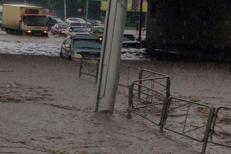 Проливной дождь опять вызвал пробки и потопы на улицах Новосибирска (фото)