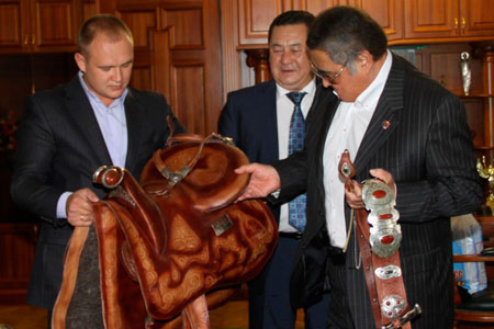 Киргизы подарили Тулееву плетку, седло, уздечку и пояс всадника