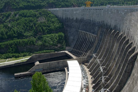 Саяно-Шушенская ГЭС увеличила сбросы из-за роста притока воды 