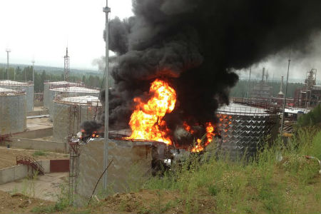 Нефтяной резервуар горит в Приангарье, рядом с трассой М-53 задымление