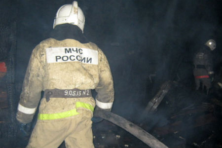 Следователи выясняют обстоятельства гибели четырех детей на пожаре в Бийске