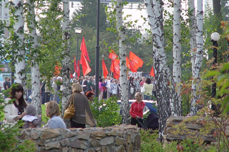 Коммунисты собрали на митинг в защиту скверов и парков Новосибирска около 100 человек (фото)