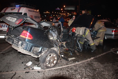 Четыре человека погибли при столкновении трех автомобилей в центре Новосибирска (фото)