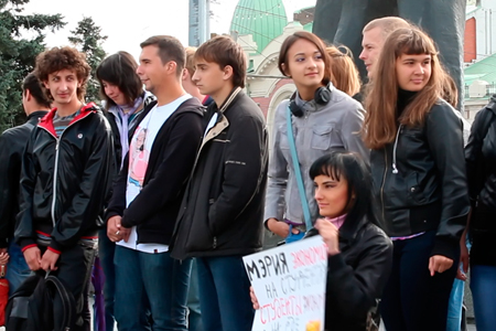 Около 40 студентов вышли в Новосибирске на пикет против повышения стоимости безлимитного проезда