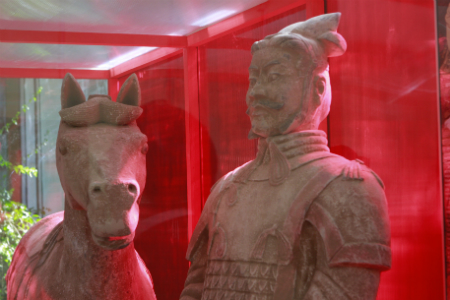 Выпускники НГУ подарили вузу копии статуй древнекитайских воинов