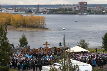 Красноярские священники освятили место под собор, против строительства которого выступают архитекторы 