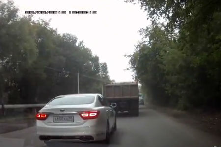 Госавтоинспеция заинтересовалась видеороликом, в котором автомобиль мэра Омска обгоняет грузовик