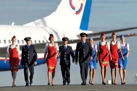 Стюардессы в сарафанах с шоколадными медалями встретят пассажиров прямых рейсов Новосибирск-Сочи