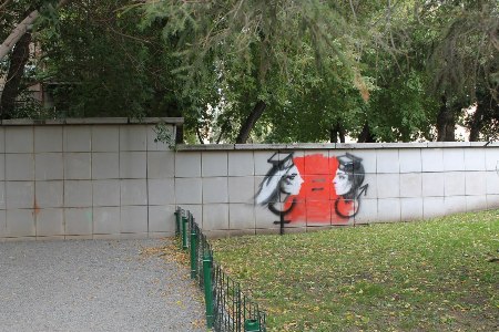 Граффити против сексизма в IT-лицее КФУ появились в Новосибирске