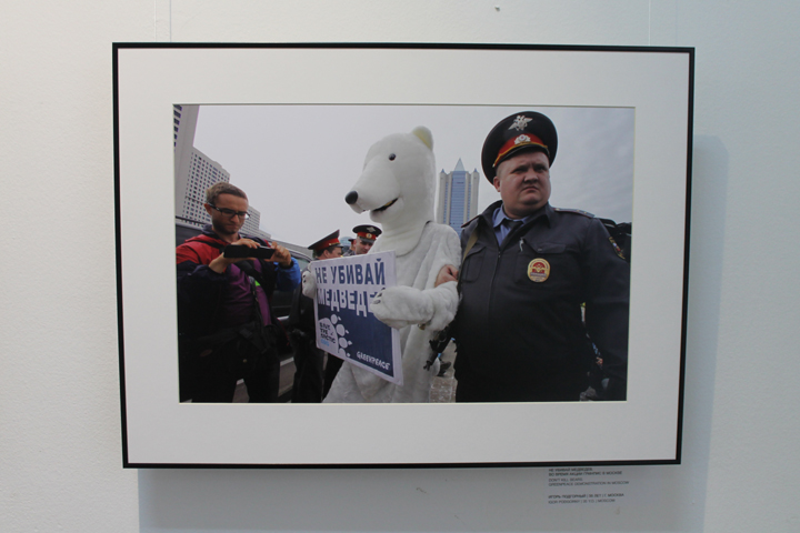 Путина и Медведева в компании с Pussy Riot показали на выставке «Лучшие фотографии России-2012» 