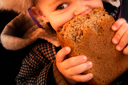 Кусок хлеба из детского сада в Кузбассе проверят на наличие крысиного яда