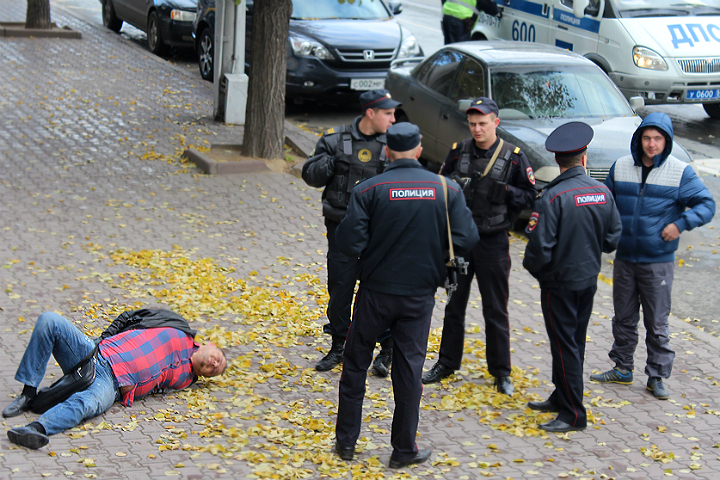 Пьяный мужчина случайно открыл стрельбу в кафе в центре Новосибирска 