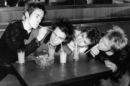 Октябрь в «Победе»: «Ильфипетров», биография Sex Pistols и судьба Лондона 
