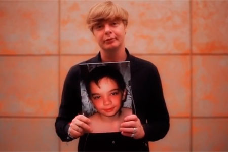 Популярные артисты снялись с фотографиями пропавших и убитых детей из Сибири (видео)