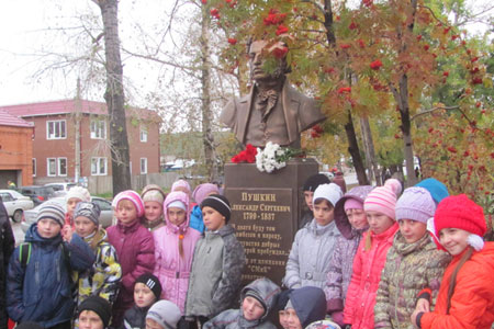 Шпикельман и Сердюков установили бюст Пушкина на родине Агузаровой