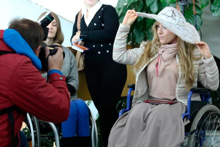 Доступный театр: Экскурсия для маломобильных людей прошла в «Глобусе» (видео)