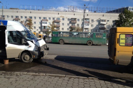 Семь человек пострадали при столкновении двух маршруток в Омске