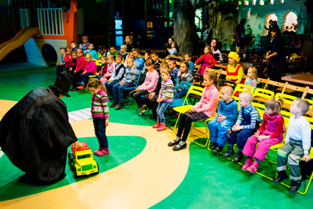 Кукольный спектакль для юных пешеходов устроили в Новосибирске (фото)