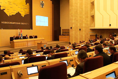 Новосибирское заксобрание приняло бюджет в первом чтении минимально возможным числом голосов (видео)