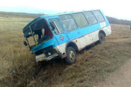 11 человек пострадали при опрокидывании автобуса на Алтае