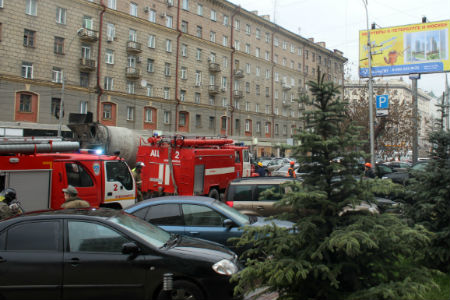 Пожарные эвакуировали 80 человек из бизнес-центра в Новосибирске из-за возгорания 
