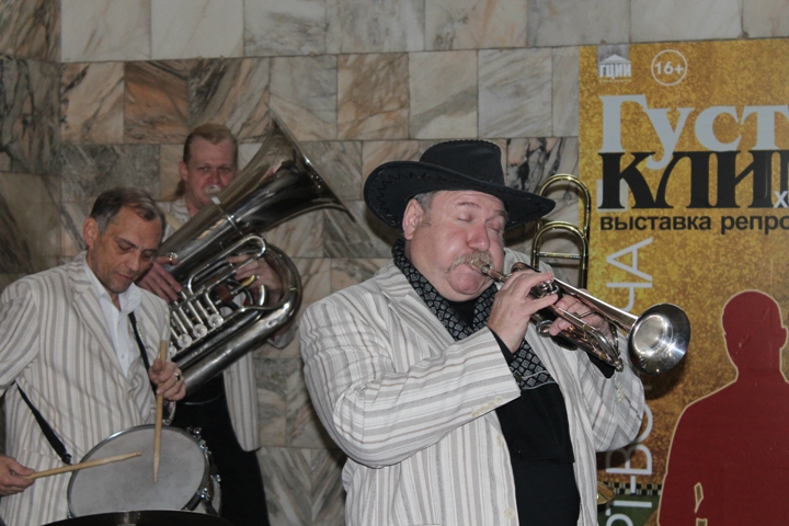 «Сибирский диксиленд» начал празднование 25-летия концертом в метро