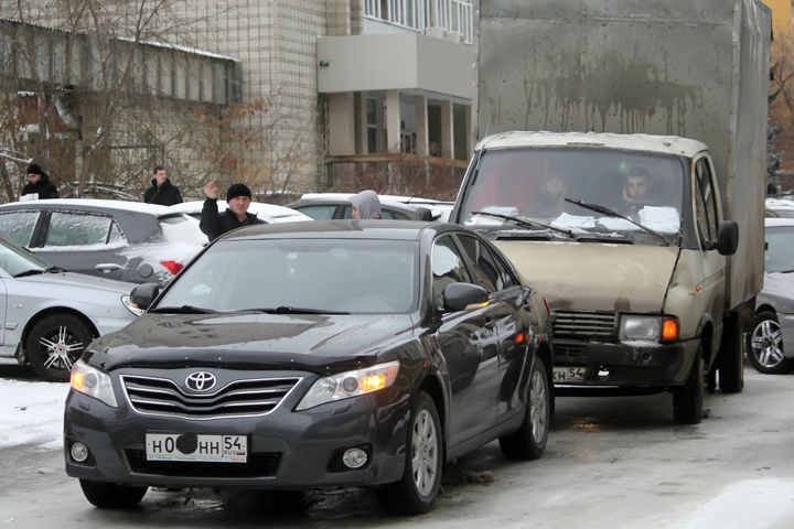 Автомобиль облправительства спровоцировал пробку в центре Новосибирска