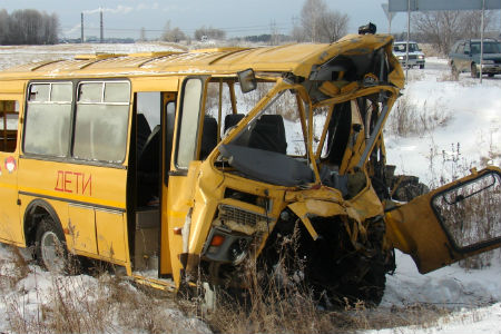 Лесовоз протаранил школьный автобус в Иркутской области, погибла учительница