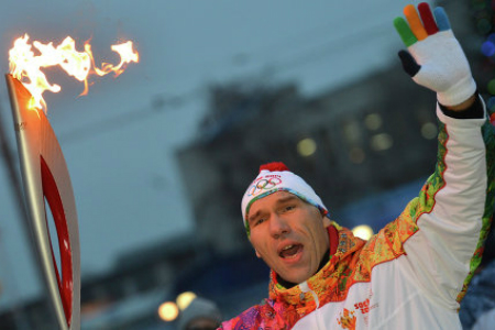 Николай Валуев пронес огонь сочинской Олимпиады по Кемерову