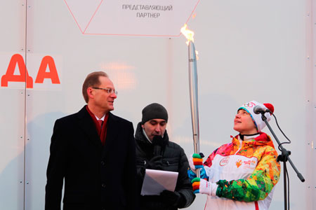 «Воротники поднять!»: Как жители Новосибирска встречали олимпийский огонь (фото)