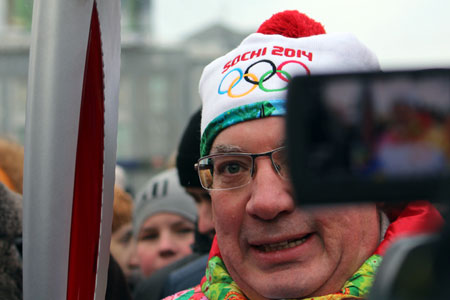 Толоконский пронес олимпийский факел по главной площади Новосибирска (фото)
