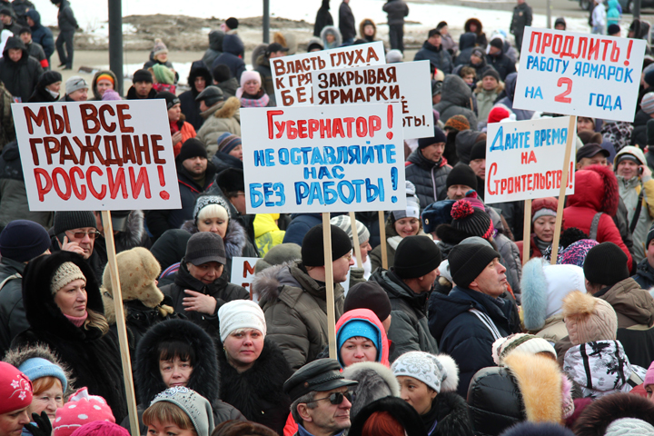 «Мы все выйдем на бульдозера»: более 4,5 тыс. человек потребовали продлить работу Гусинобродской барахолки в Новосибирске