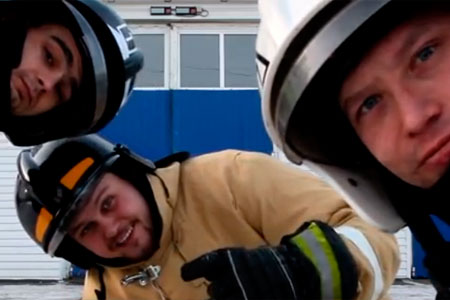 Иркутские пожарные станцевали вокруг ёлки для видеопоздравления МЧС
