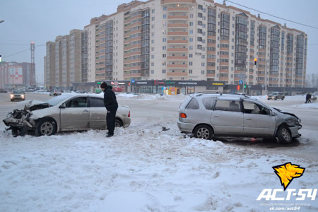 Полицейский и его пассажирка попали в больницу после ДТП в Новосибирске