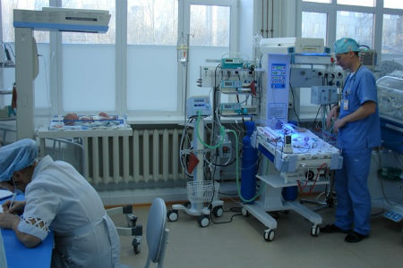 «РусГидро» подарила новосибирской горбольнице 1 млн рублей на оборудование для новорожденных 