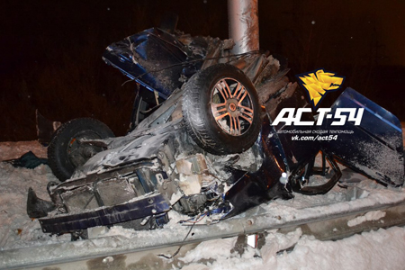 Иномарка протаранила опору в Новосибирске, водитель погиб