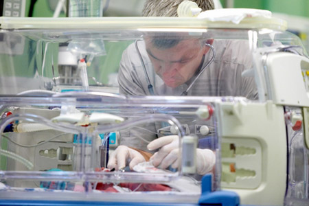 Красноярские хирурги начали оперировать новорожденных в перинатальном центре