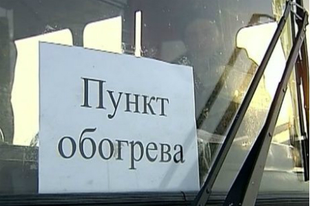 Дорожные службы помогают водителям в Сибири отогревать машины