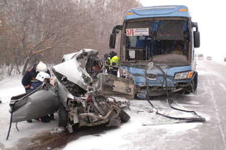 «Ниссан» врезался в автобус на трассе М-52 в Новосибирской области, водитель погибла на месте