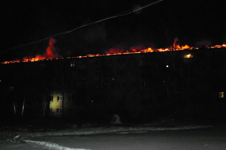 Пожар на площади 600 кв. метров произошел в многоэтажке Новосибирска