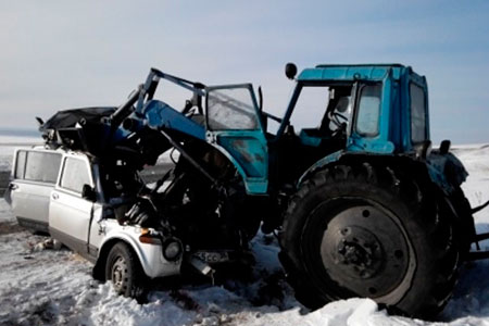 Пьяный тракторист в Иркутской области наехал на «Ниву», три человека погибли на месте (фото)