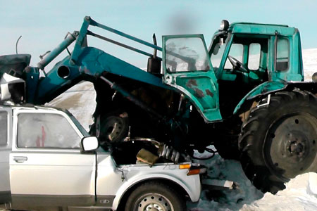 Арестован водитель трактора, убившего трех человек в Иркутской области