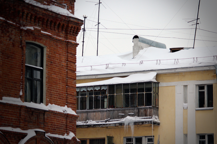 Новосибирская мэрия будет штрафовать УК за нежелание чистить крыши от снега 