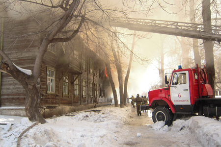 Пожар произошел в двухэтажном бараке в Новосибирске 