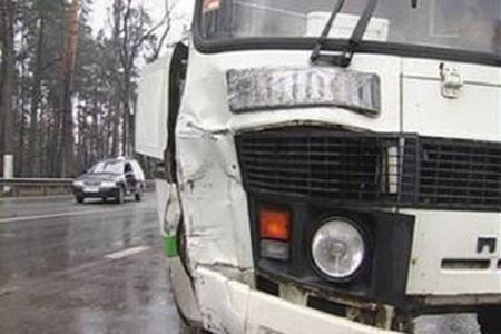 Фура протаранила пассажирский автобус в Ангарске, пострадали трое 