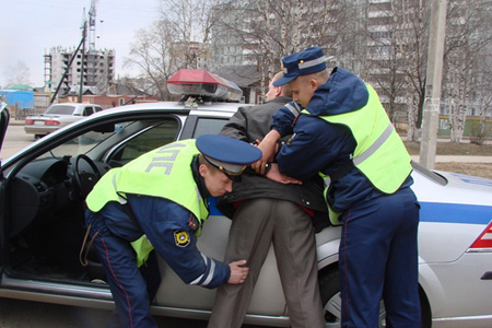 Пьяный новосибирский полицейский напал на сотрудника ДПС в Бийске 