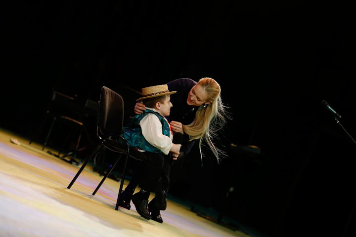 Улыбнулись вместе: Необыкновенный концерт для особенных детей прошел в театре «Глобус» (фото)