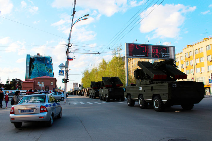 Вечерний Новосибирск встал в пробках из-за репетиции военного парада (фото)