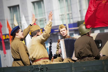 Парад с участием 1,5 тысяч человек и военной техники прошел в Новосибирске (фото)